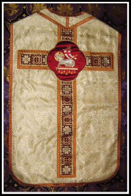 White/gold Normandy Fabric Roman with Agnus Dei emblem